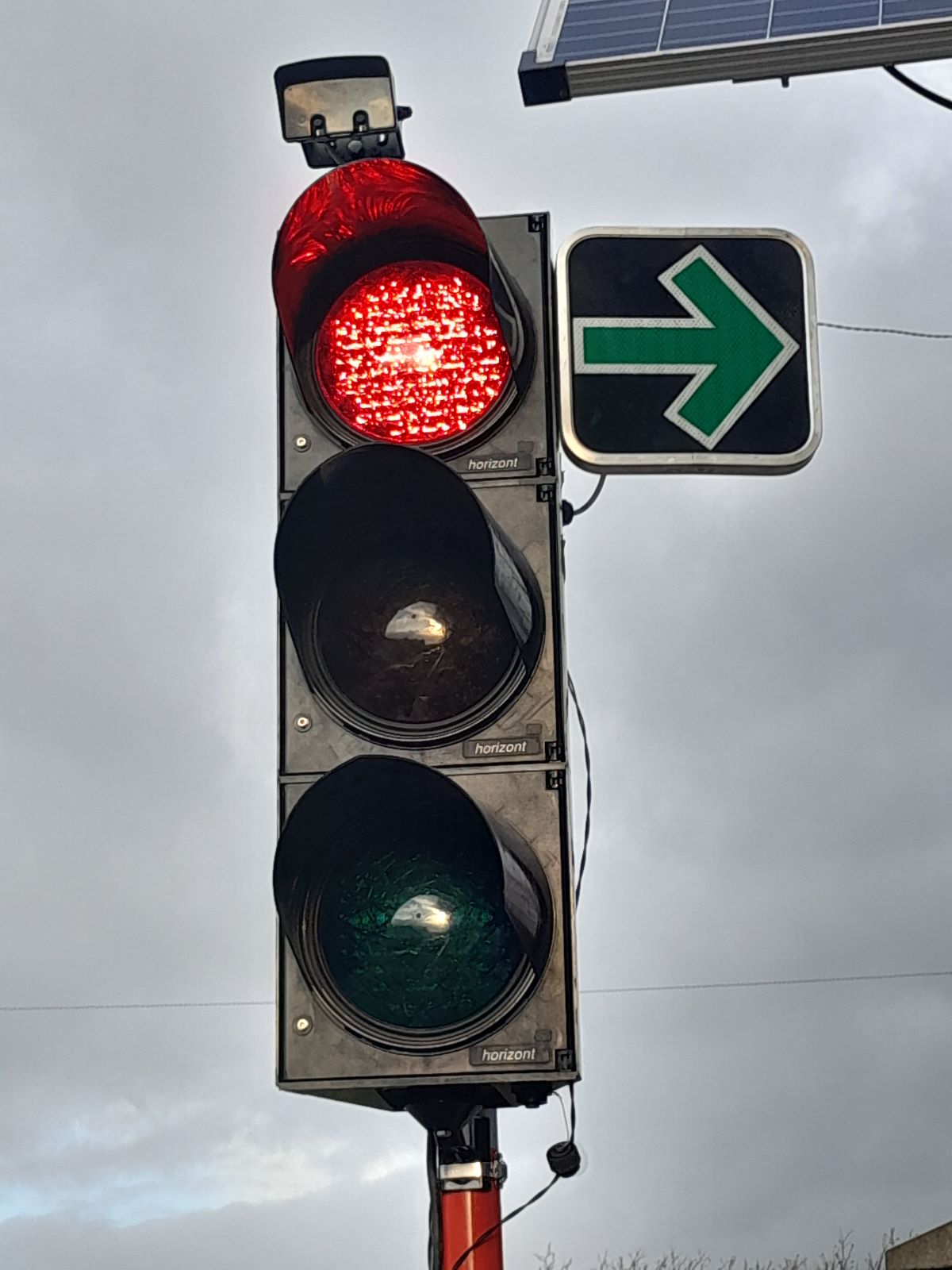 značka č. 730 „Zelená šípka“ umožňuje vodičovi po zastavení pred križovatkou odbočiť vpravo aj vtedy, ak na svetelnom signalizačnom zariadení svieti červená farba.